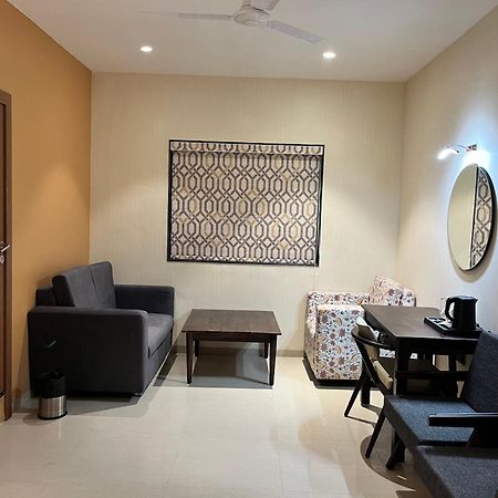 Hotel Avenue Plaza Mundra Luaran gambar