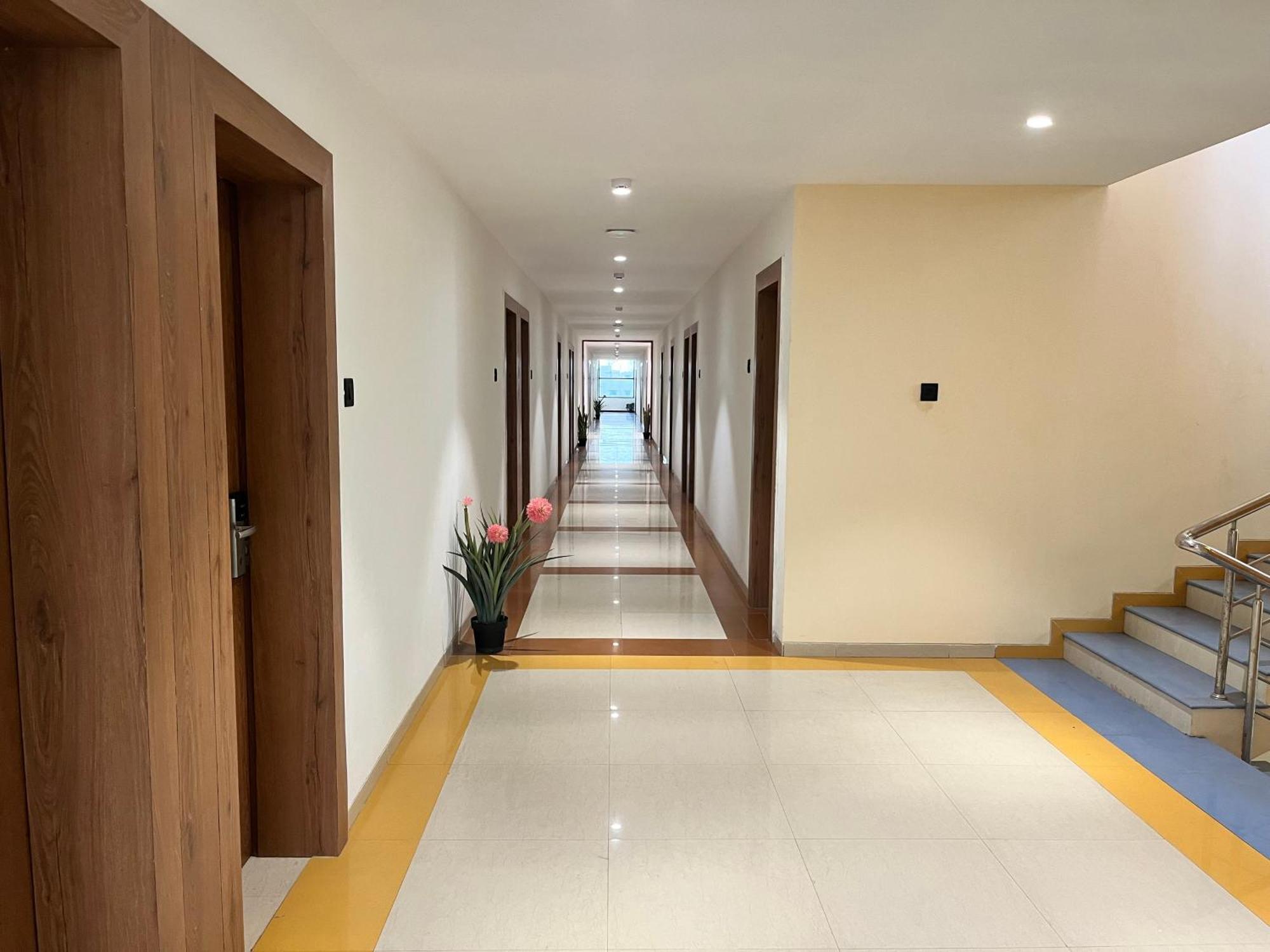Hotel Avenue Plaza Mundra Luaran gambar
