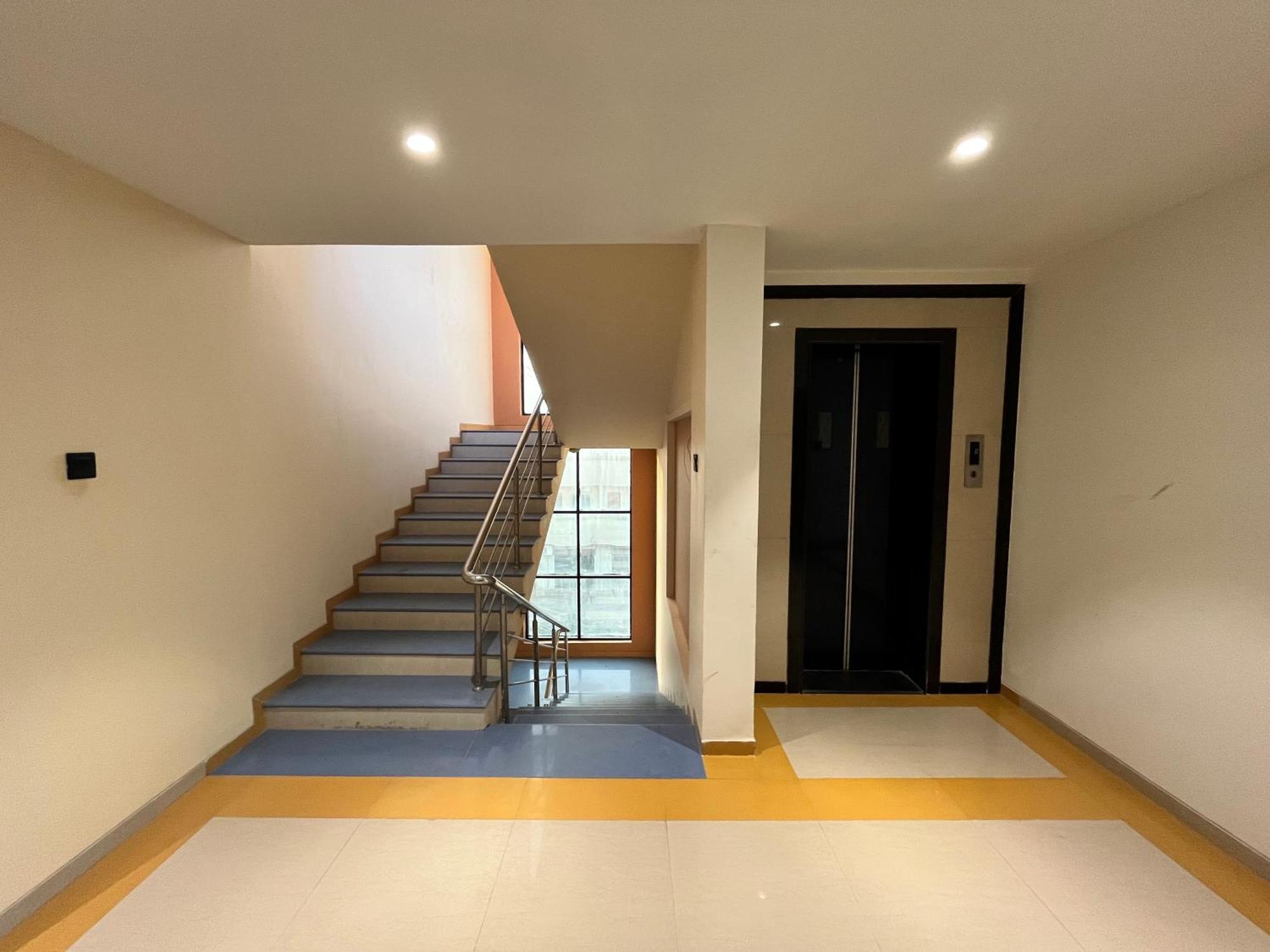 Hotel Avenue Plaza Mundra Luaran gambar
