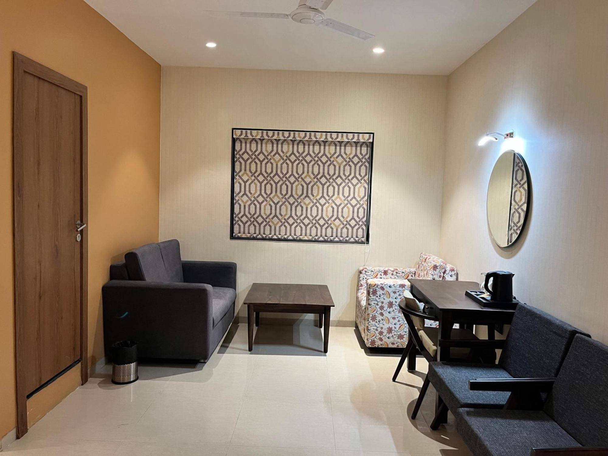 Hotel Avenue Plaza Mundra Luaran gambar