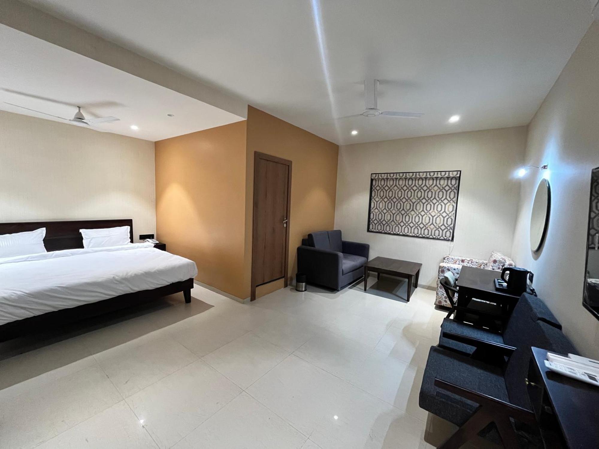 Hotel Avenue Plaza Mundra Luaran gambar